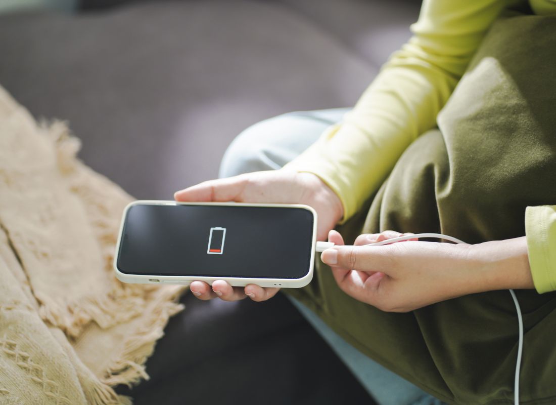 prikaz ženske osobe koja stavlja telefon na punjač ali se telefon ne puni