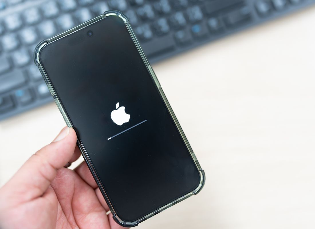 prikaz iphone telefona koji se restartuje