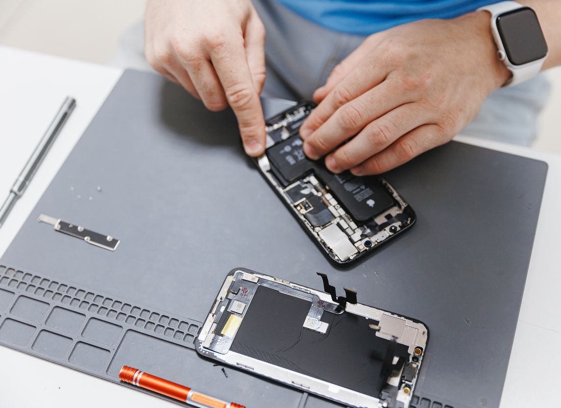 prikaz majstora koji popravlja telefon