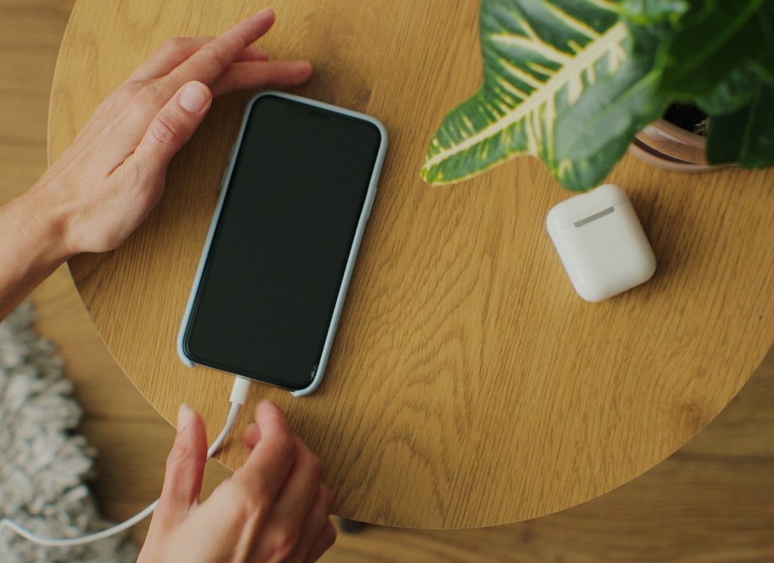 prikaz osobe koja stavlja telefon na punjač ali telefon se ne puni